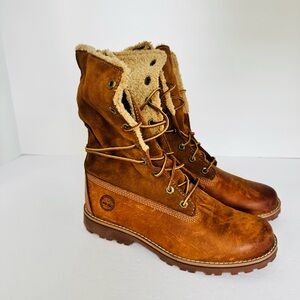 Timberland Junior Shearling Classic Boots in brown leather. Size 5.